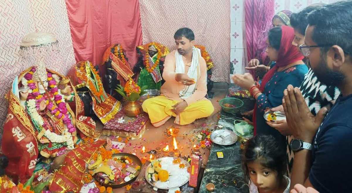 नवरात्र के पहले दिन मंदिरों में रही भीड़, कलश स्थापना के साथ नवरात्र शुरु